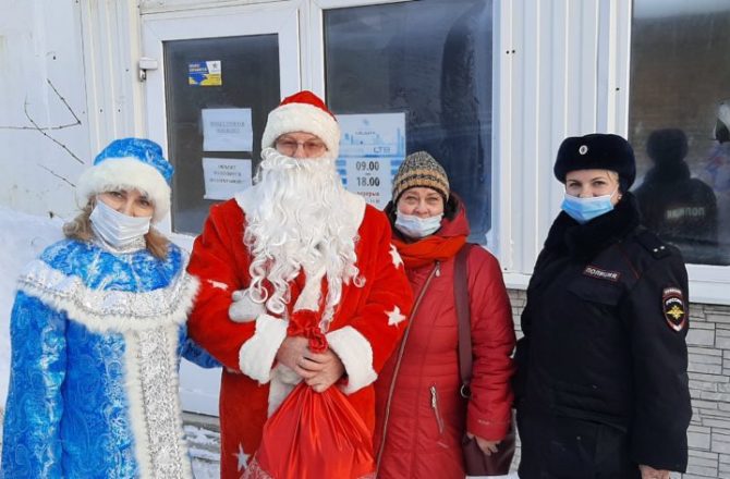 «Полицейский Дед Мороз» посетил с подарками 70 соликамских ребятишек